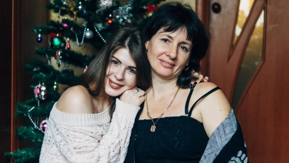  Alina ja äiti Ulyana olivat kuukauden vapaana leikkauksen jälkeen Suomessa