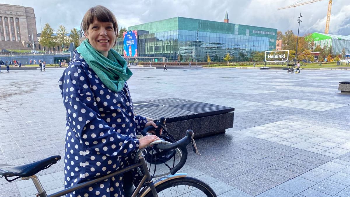  Elina Kauppila polkupyörän kanssa torilla Oodi kirjaston lähellä