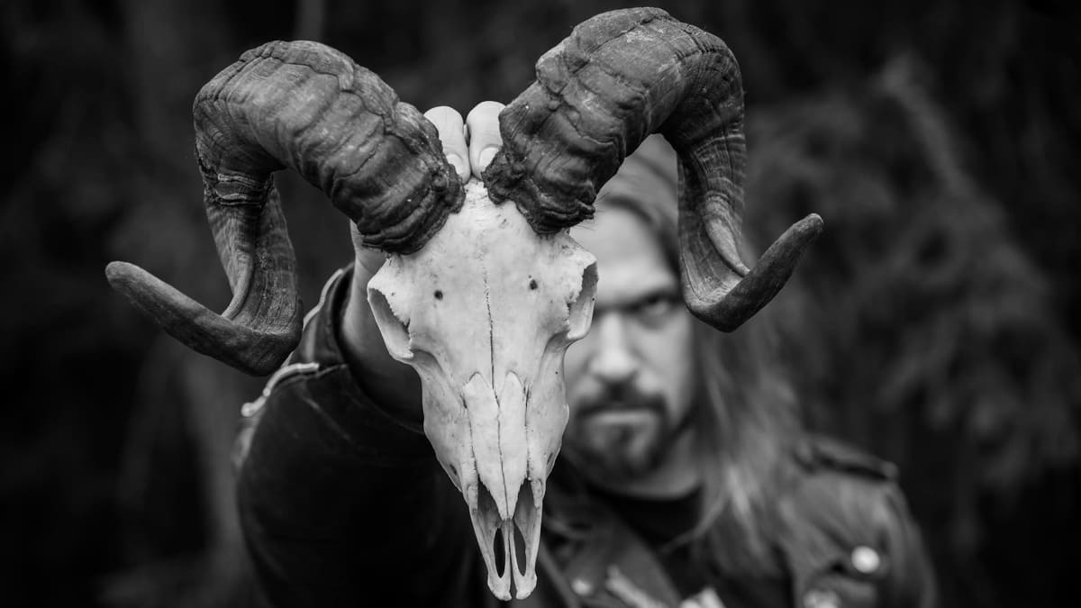 Metallimuusikko Harri Kuokkanen ja pässin pääkallo. 