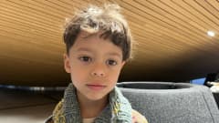 6-vuotias shakkiharrastaja Leonardo Elo istuu kirjaston aulassa.