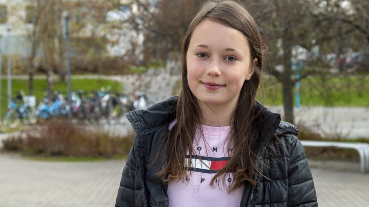 Elli Hirvonen Takahuhdin koulun pihalla