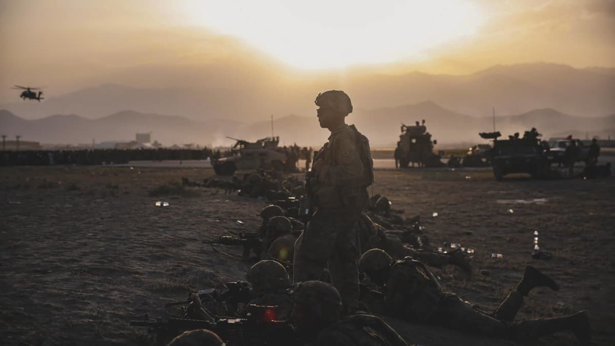 Yhdysvaltain sotilaat vartioivat Kabulin kansainvälistä lentokenttää ilta-auringon laskiessa.