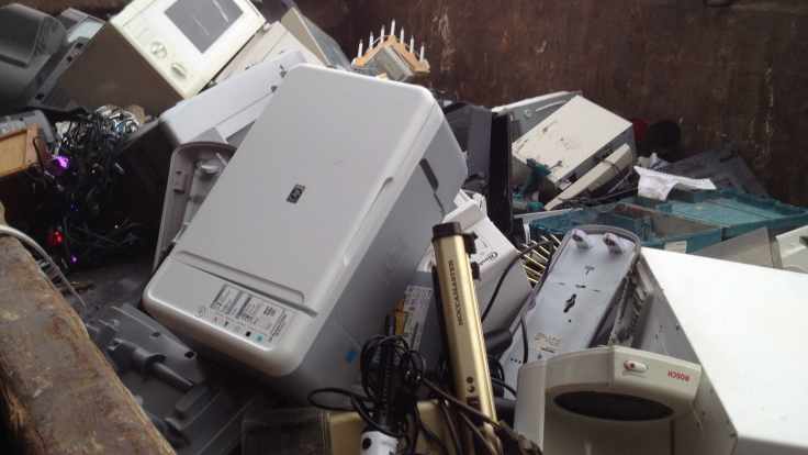 Sähköelektroniikkaromua keräyslavalla Kuopion jätekeskuksella.