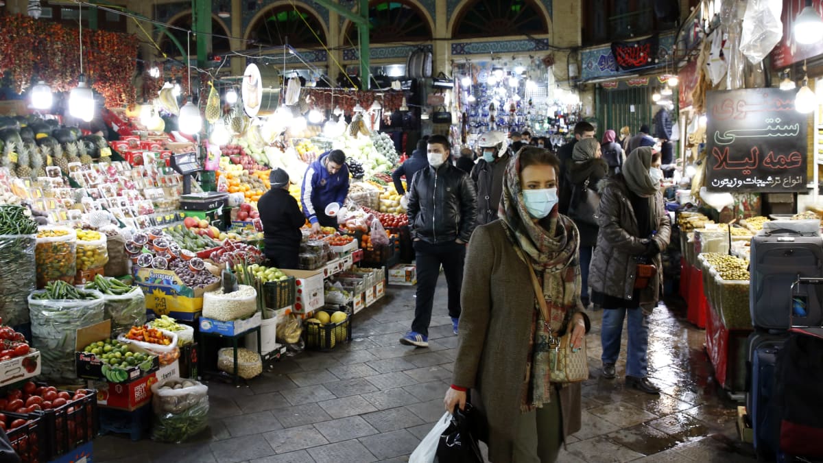 Iranilaisia ostoksilla Tajrishin basaarissa Teheranissa. Iranin talous on ajautunut kriisiin ankarien pakotteiden takia.
