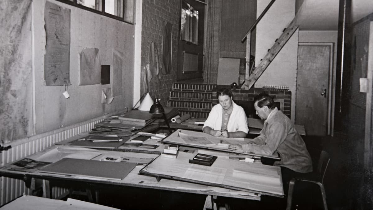 Aino ja Alvar sota-aikaan työpöytiensä ääressä.