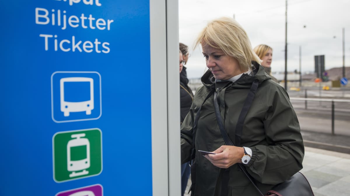 Virolainen Triin O'Brock ostaa matkalippua HSL:n lippuautomaatista
