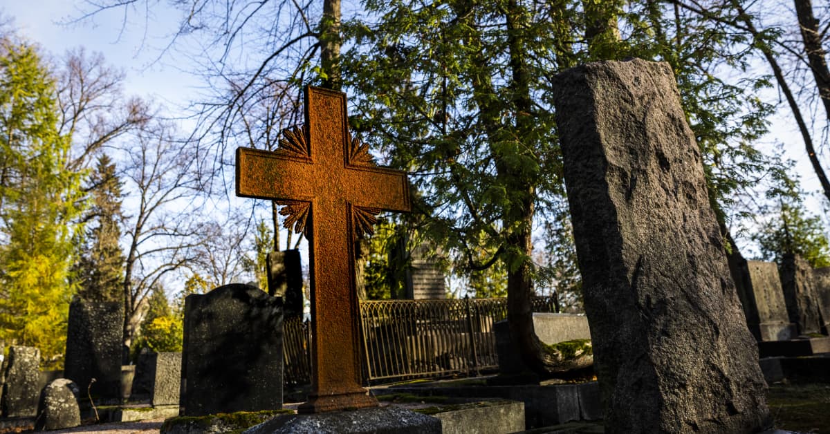 Vapaa-ajattelijat vaatii uskonnottomien syrjinnän lopettamista: Kuolema on  yhteiskunnallinen asia ja hautaamisvastuu pitäisi siirtää pois kirkolta