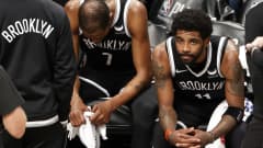 Kevin Durant ja Kyrie Irving istuivat vaihtopenkillä pettyneen näköisenä.