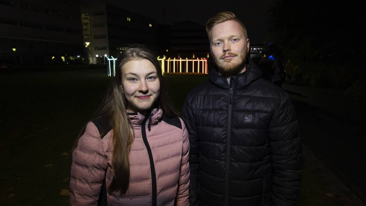 Helsinkiläinen Emilia Kylliäinen ja Jyväskyläläinen Markus Sivula saapuvat Valon Kaupunki tapahtumaan.