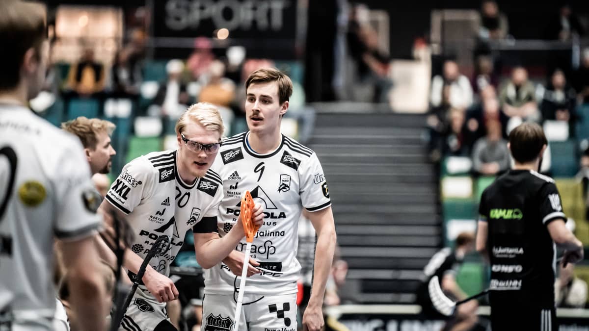 Joona Rantala ja Joonatan Kovanen Nokian KrP:n paidassa salibandyfinaaleissa huhtikuussa 2023.