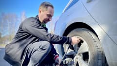 Neste-kauppias Matti Tikkanen mittaa auton rengaspainetta.