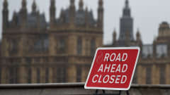 Vägskylt "Vägen stängd" med brittiska parlamentet i bakgrunden.
