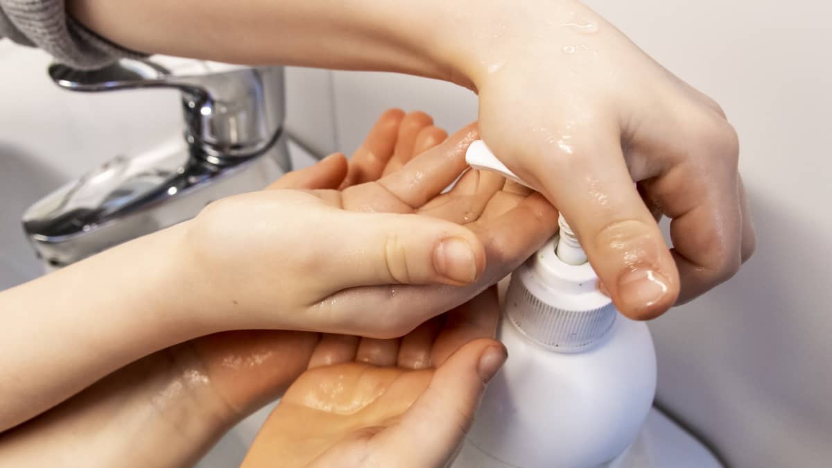 Lapset ottavat saippuaa käsiinsä.