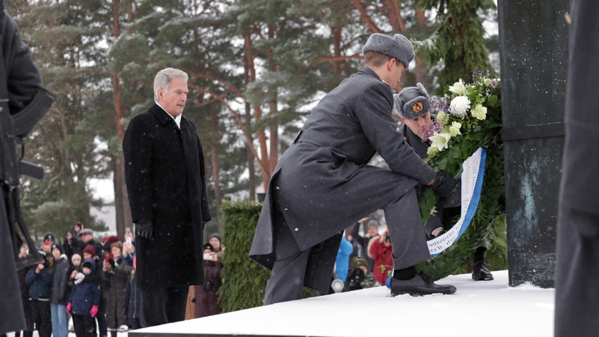 Presidentti Sauli Niinistö laskee seppeleen.