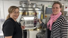 Hämeen ammatti-instituutin lehtori Pirjo Koskinen ja Lepaan panimon tuotantoassistentti Iida Oinonen uuden panimon uusien laitteiden äärellä.