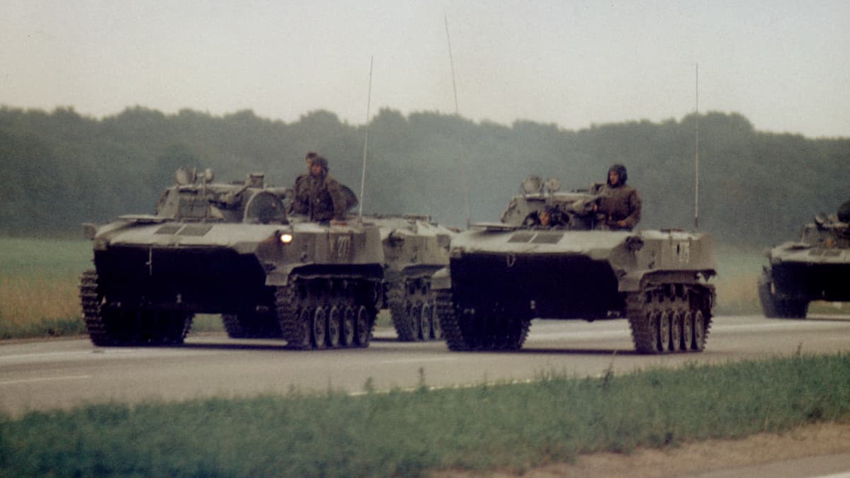Neuvostoarmeijan panssaroituja ajoneuvoja liikkuu Tallinnaa kohti Tarton ja Tallinnan välistä valtatietä pitkin elokuussa 1991.