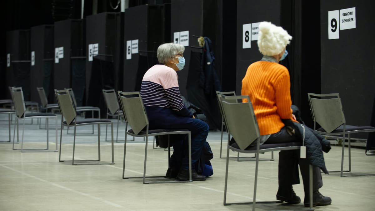 Useat ihmiset odottavat vuoroaan rokotettaviksi Porvossa.18.3.2021.