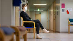 Asta Penttinen istuu terveysakeskuksen odotustilassa.