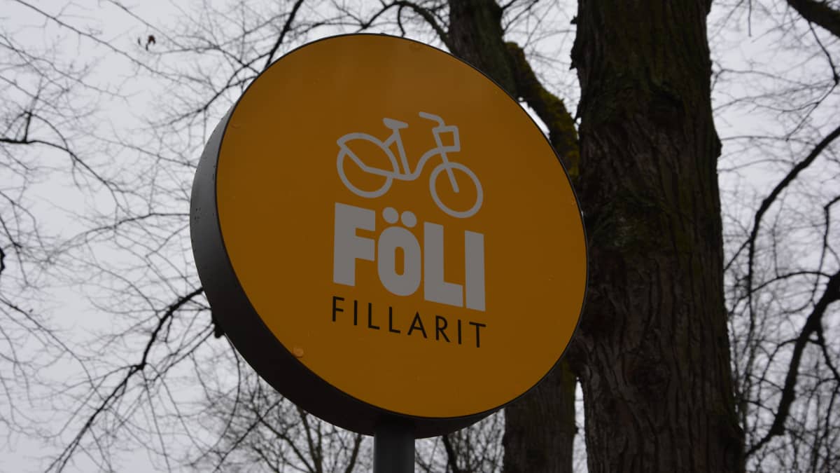 Närbild på skylt för cykelstation för stadscyklar i Åbo.