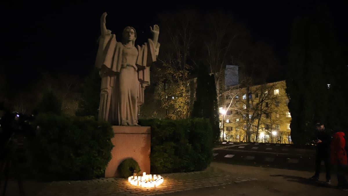 Kynttilöitä Lahden sankarihautausmaalla Vapauden Hengetär -patsaan edessä