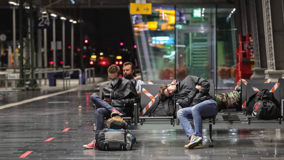 Matkustajia Frankfurtin juna-asemalle.