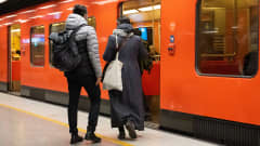 Matkustajia Helsingin metrossa.