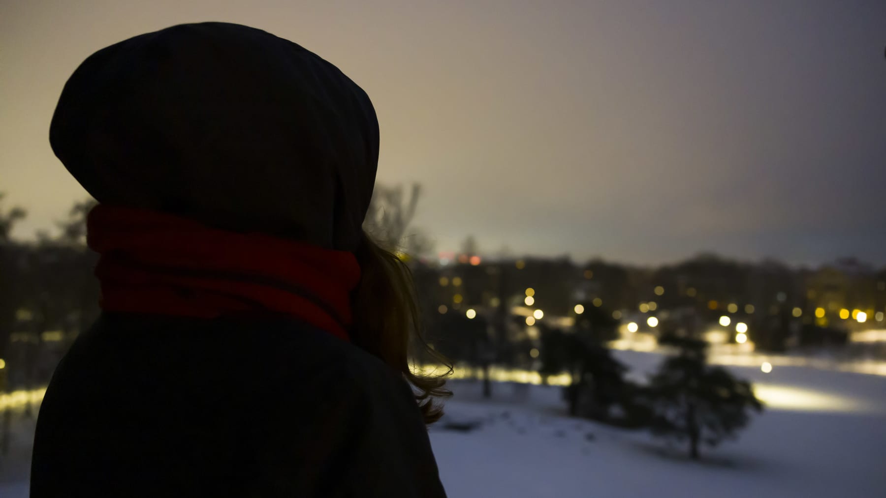 Tähtiharrastaja Jonna Rintamäki katselee taivaalle Helsingin tähtitorninmäen observatoriossa