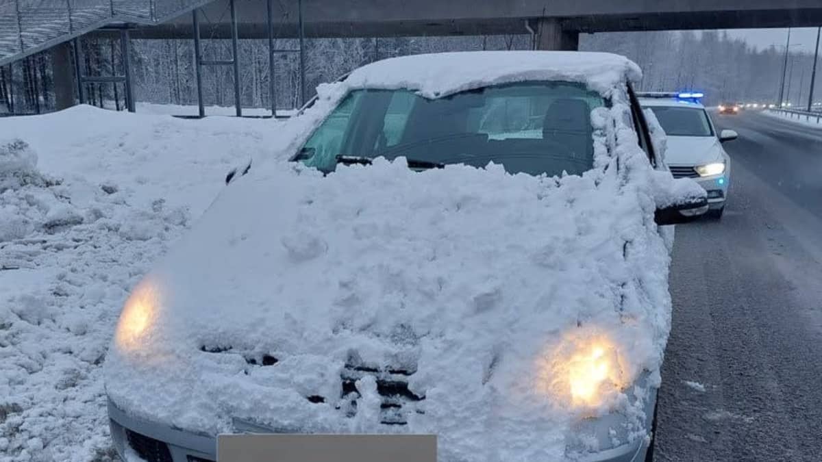 Luminen auto.