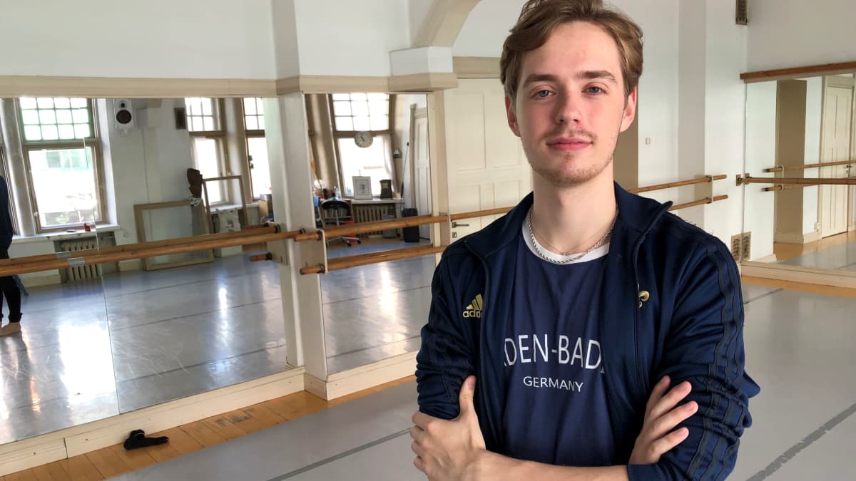 Tanssija Marko Juusela Raija Lehmussaaren balettikoulun salissa.