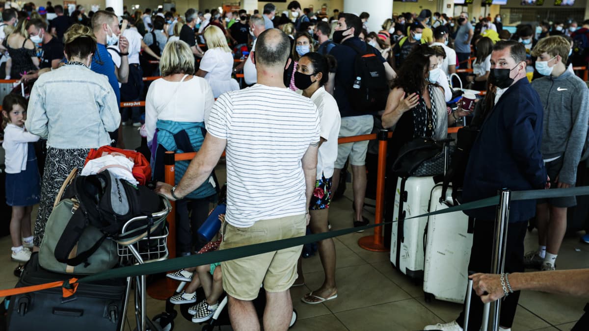 Brittituristeja tungeksi Faron lentoasemalla Algarvessa Portugalissa kesäkuun alussa sen jälkeen kun Britannia ilmoitti poistavansa Portugalin karanteenivapaiden matkustusmaiden listalta.
