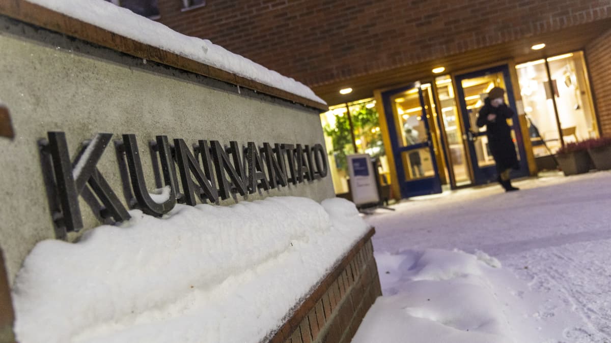 Siilinjärven kuntalainen kävelee ulos äänestypaikalta, Siilinjärven kunnantalolta. Hän on käynyt äänestämässä aluevaaleissa sunnuntaina, äänestyspäivänä.