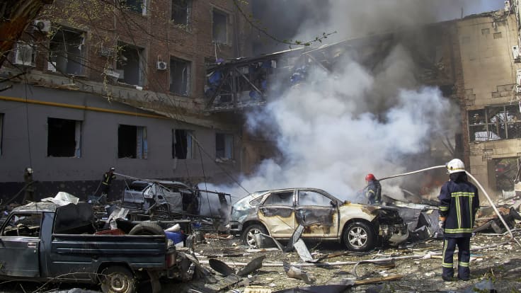 Palomiehet työskentelevät raunioiden keskellä.