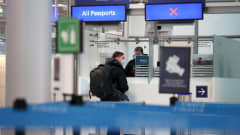 Venäläisiä matkustajia passintarkastuksessa Helsinki-Vantaan lentoasemalla.