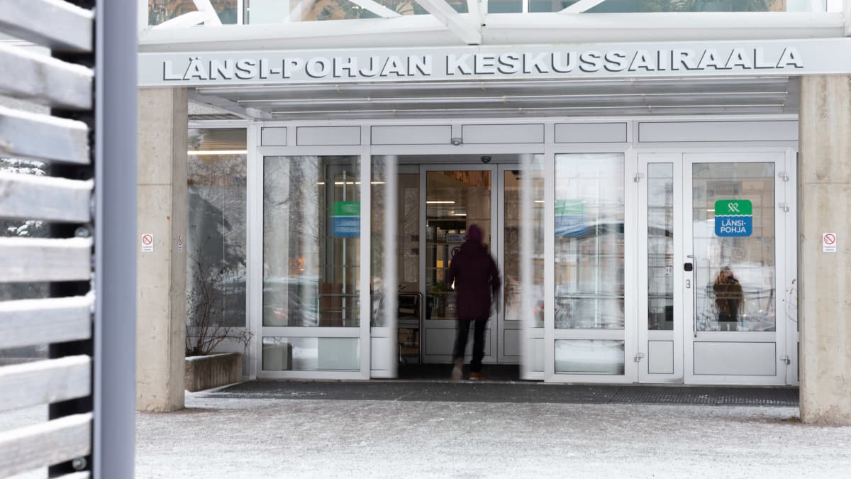 Nainen menossa Mehiläinen Länsi-Pohjan keskussairaalaan marraskuussa 2021