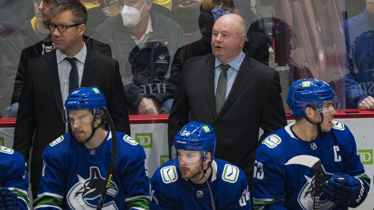 Vancouver Canucksin uusi päävalmentaja Bruce Boudreau antaa ohjeita joukkueelleen.