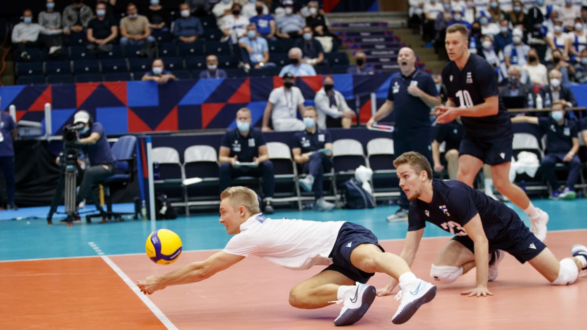 Lauri Kerminen syöksyy pallon perään lentopallon EM-kisoissa 2021.