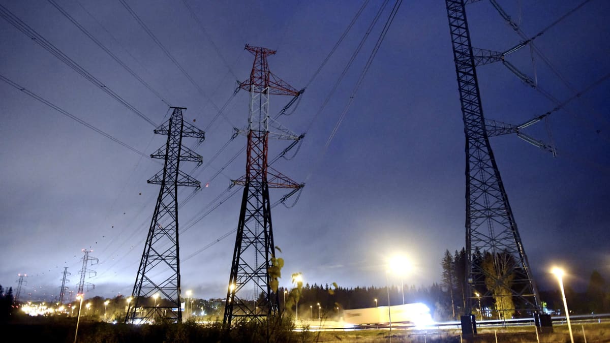 Sähkölinjoja kantaverkkoyhtiö Fingridin Länsisalmen sähköaseman lähistöllä Vantaalla.