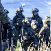 Suomalaisia sotilaita Nato Trident Juncture 18 -sotaharjoituksessa Trondheimin Bynesetissä, Norjassa.