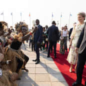 Belgian kuningas Philippe ja kuningatar Mathilde otettiin juhlallisesti vastaan Kinshasan lentokentällä tiistaina.