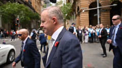 Australian pääministeri Anthony Albanese kadulla turvamiesten kanssa.