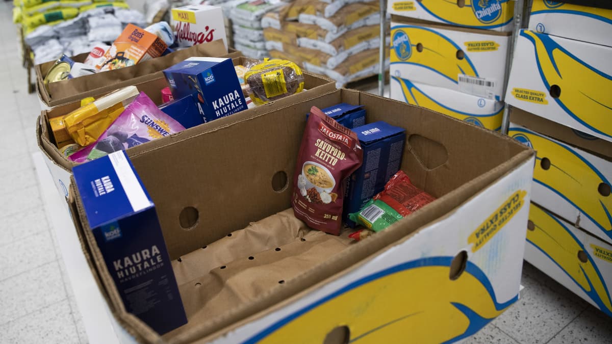 Iisalmelaiset innostuivat ostamaan elintarvikkeita vähävaraisille –  vapaaehtoiset jakoivat kaupan ovella ostoslistoja sopivista tuotteista