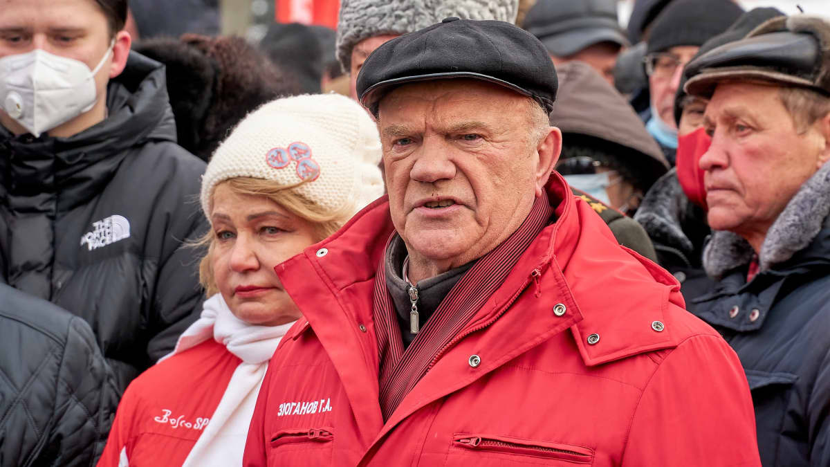 Gennadi Zjuganov seisoo punaisessa talvitakissa lätsä päässän etualalla väkijoukossa.