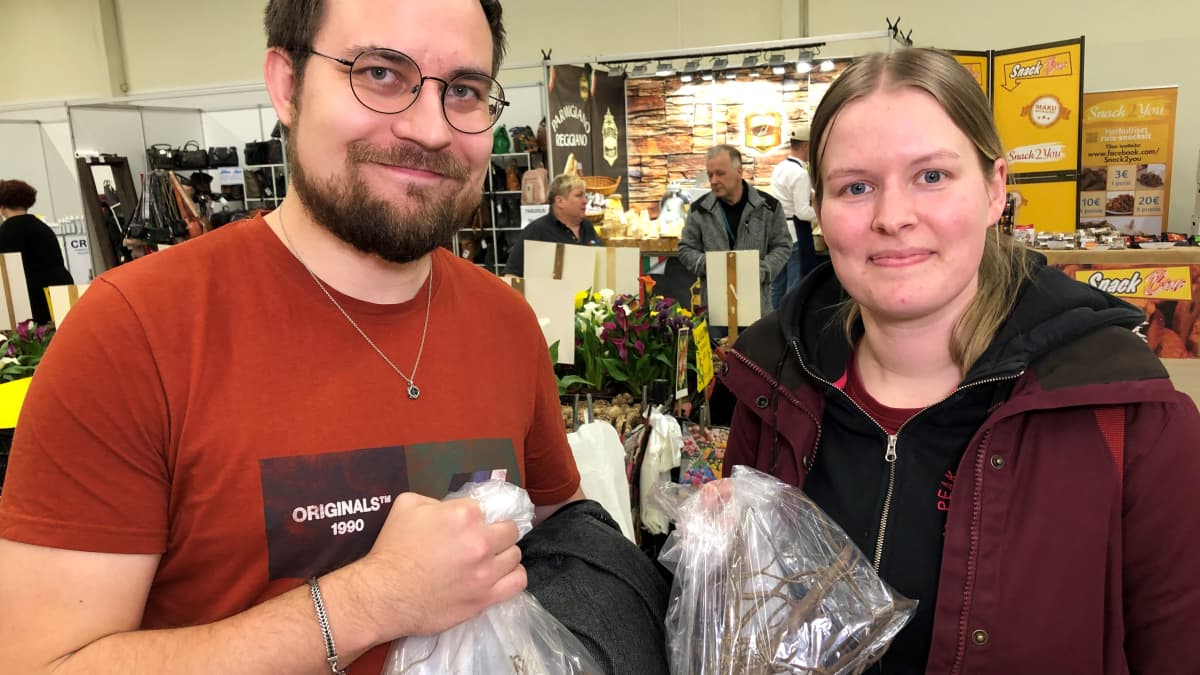 Julius Tarvainen ja Elina Laurila Turun puutarhamessuilla.