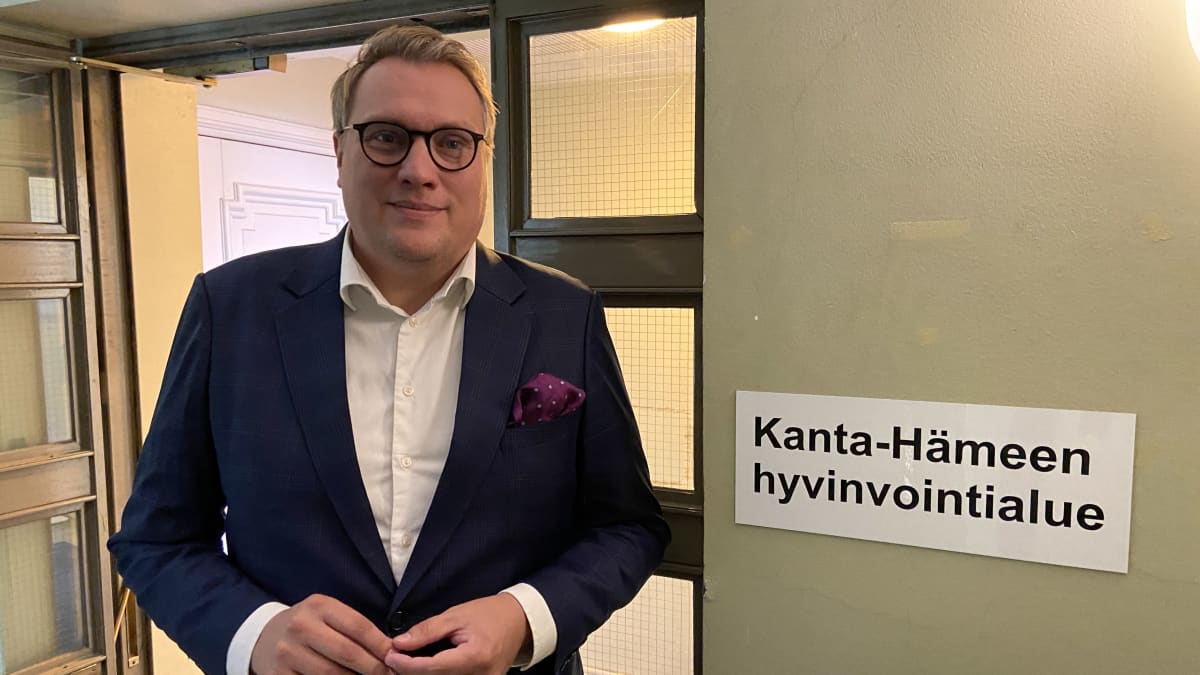 Kanta-Hämeen hyvinvointialueen johtaja Olli Naukkarinen hyvinvointialueen toimiston sisäänkäynnin edessä.