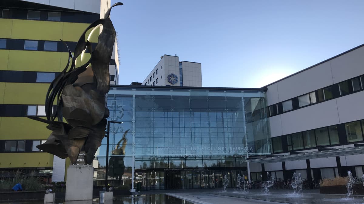 Tampereen yliopistollisen sairaalan pääsisäänkäynti, pihaa ja rakennuksia