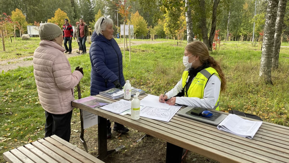kaupungin työntekijä kirjaa ylös puun lahjoittajien nimiä