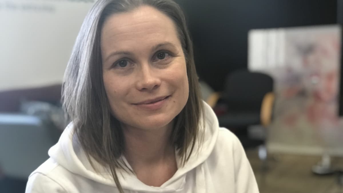 Eva Global -yrityksen perustaja, toimitusjohtaja Niina Suurniemi Hopper istuu toimistossa.