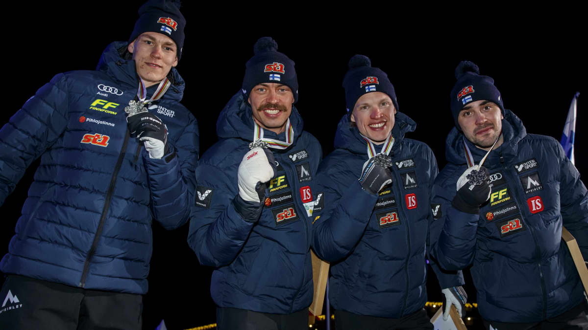 Niko Anttola, Perttu Hyvärinen, Iivo Niskanen ja Ristomatti Hakola poseeraavat hopeamitalien kanssa.