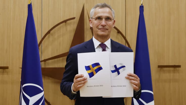 Jens Stoltenberg pitelee käsissään Suomen ja Ruotsin nato-hakemuksia