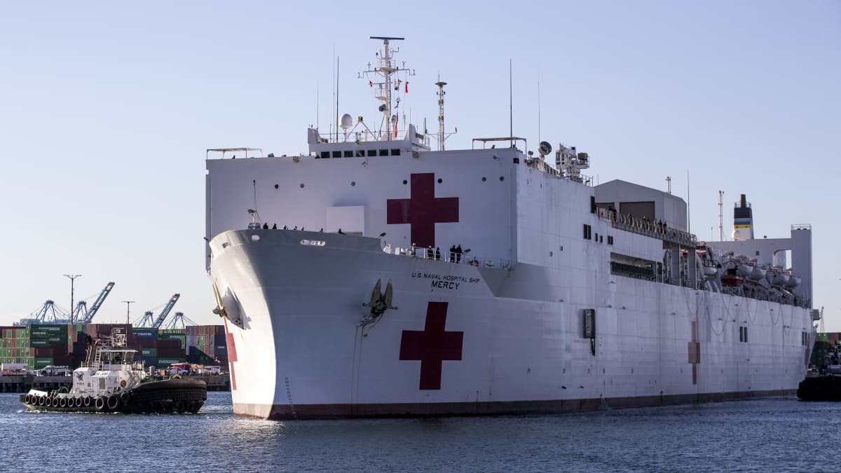 Yhdysvaltain laivaston sairaala-alus satamassa